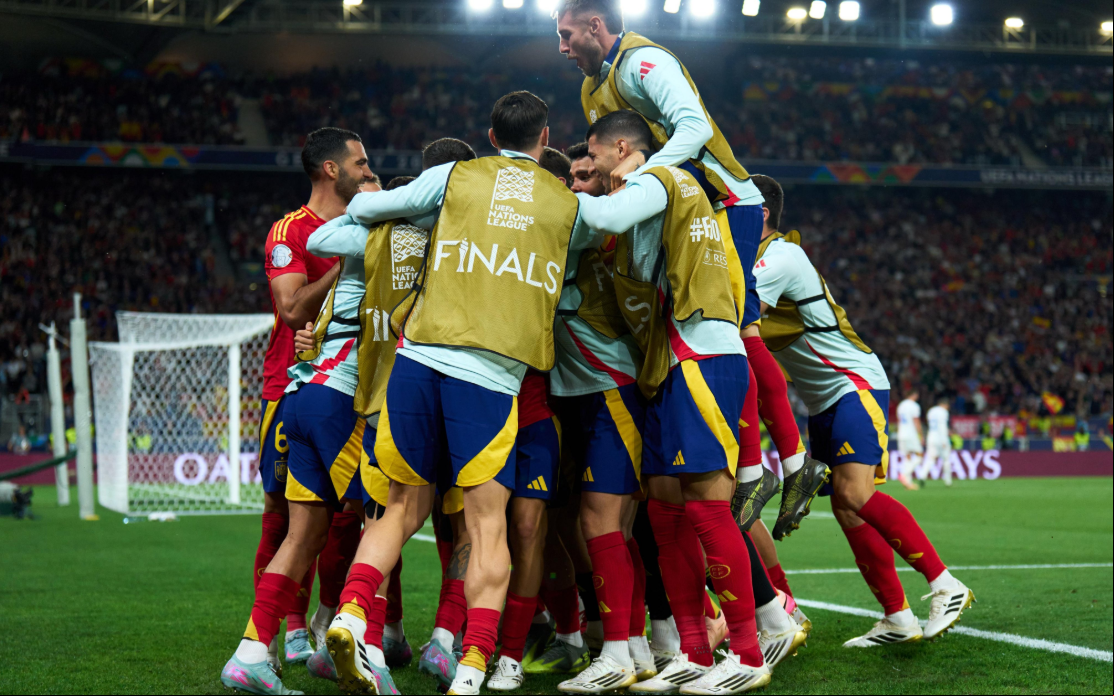 Elenco da Espanha comemorando gol durante semifinal da Nations League (Foto: Reprodução)