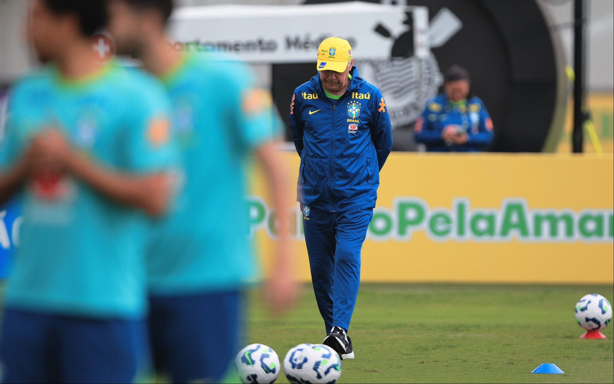 Ancelotti durante treino do Brasil no CT Joaquim Grava (Foto: Ettore Chiereguini/AGIF)