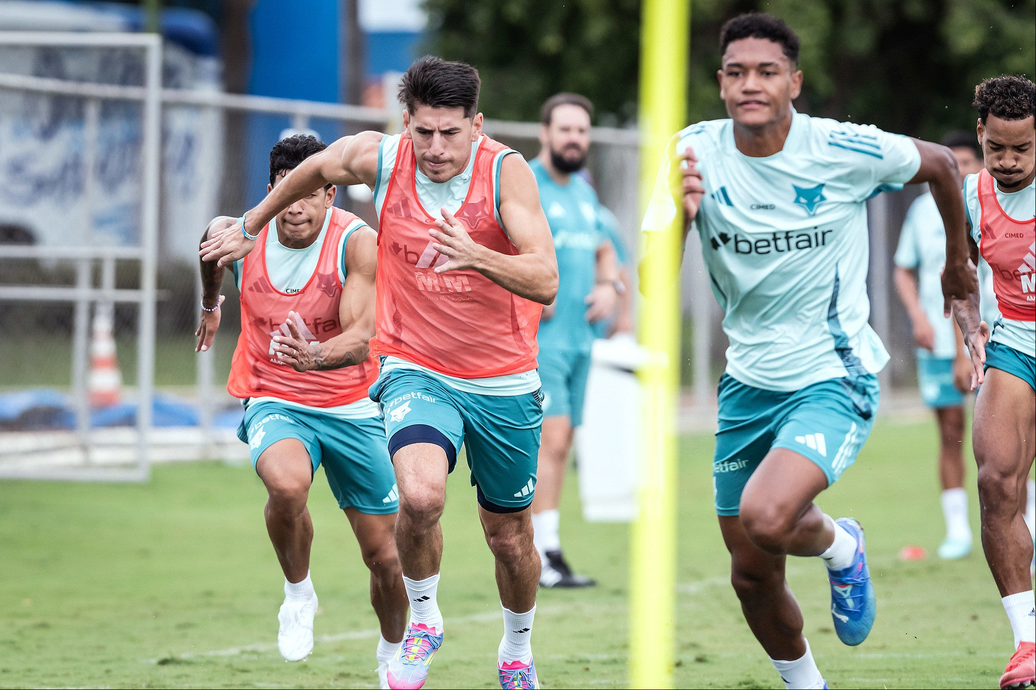 Villalba e Kaique Kenji 'puxam' a fila durante treino físico na Toca da Raposa