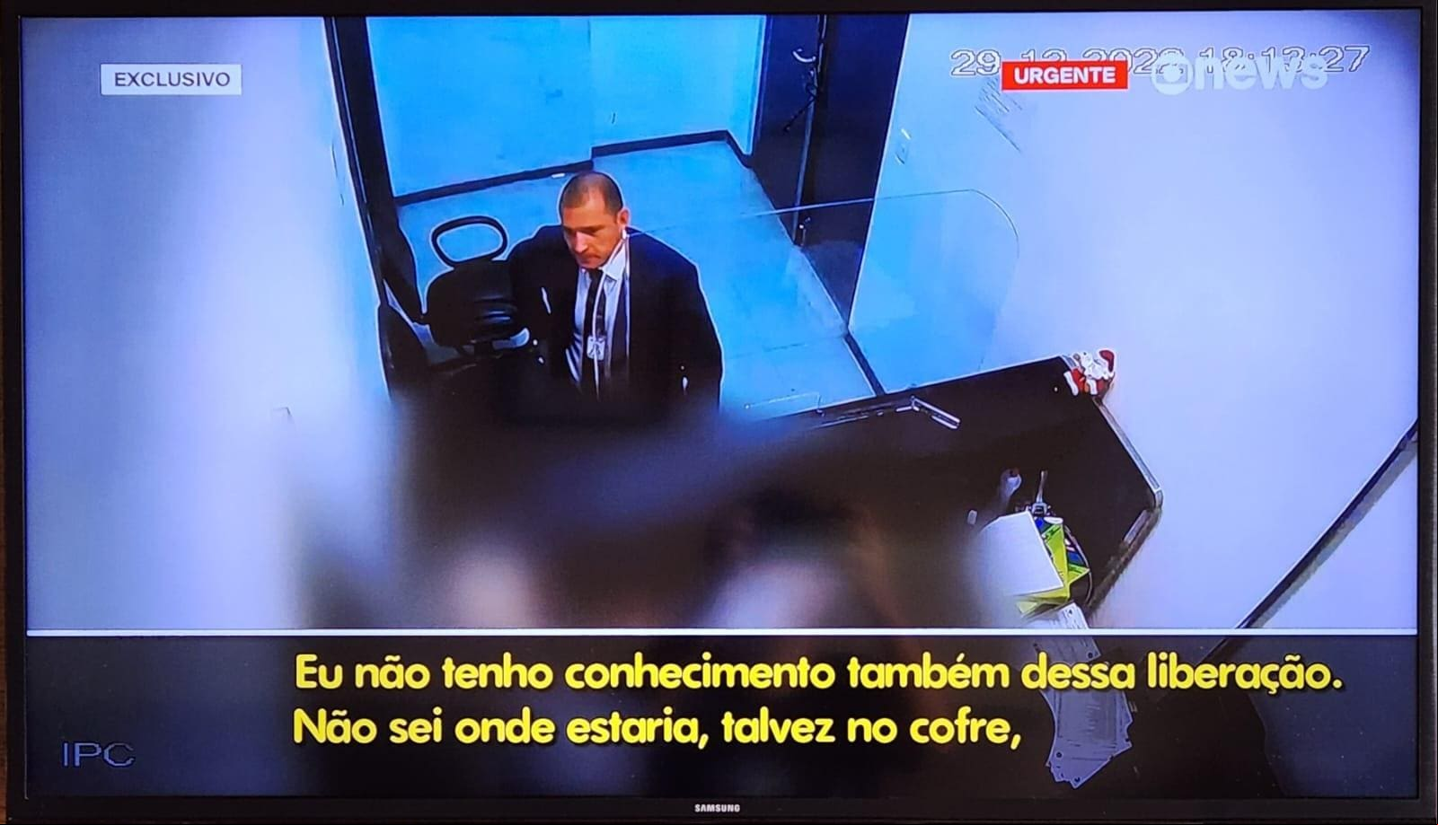 Vídeo obtido pelo canal "GloboNews" mostra sargento tentando convencer servidor a retirar joias