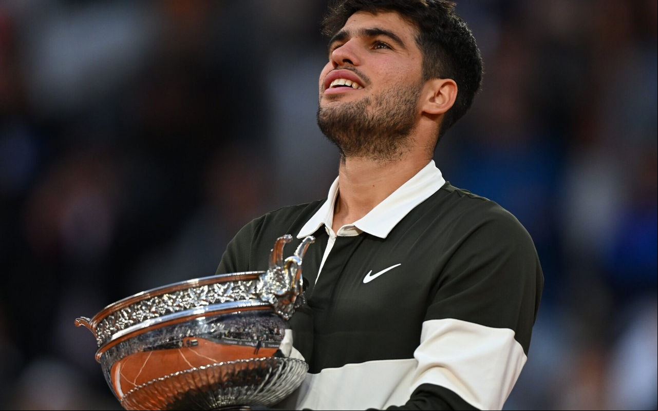 Carlos Alcaraz comemora título de Roland Garros (Foto: Divulgação)
