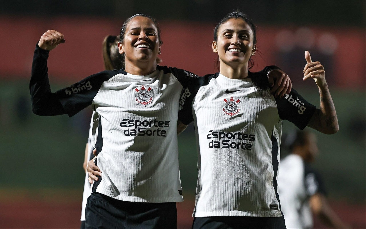 Vic Albuquerque e Jaqueline comemoram gol do Corinthians contra o Flamengo. (Foto: CBF/Divulgação)