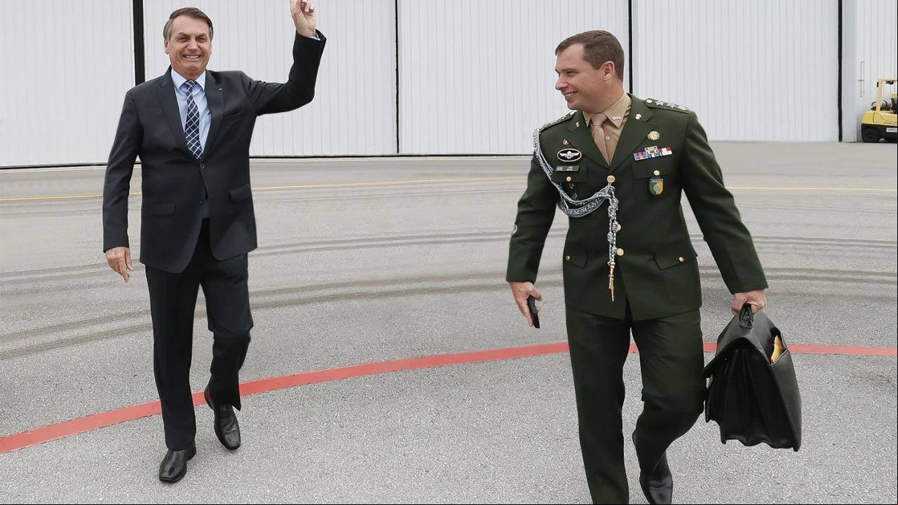 O ex-presidente Jair Bolsonaro e o tenente-coronel Mauro Cid, seu ajudante de ordens