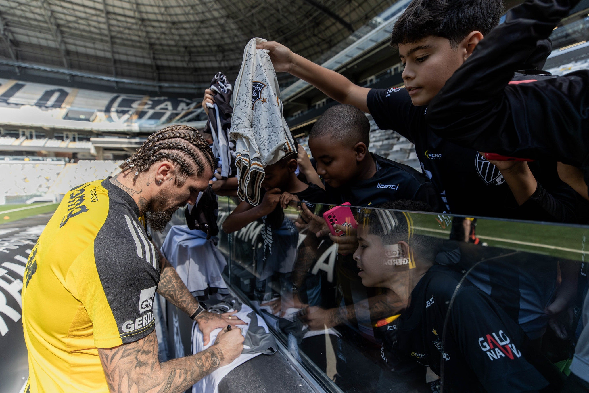 O zagueiro Lyanco fez a alegria da criançada e distribuiu autógrafos após jogo treino na Arena MRV