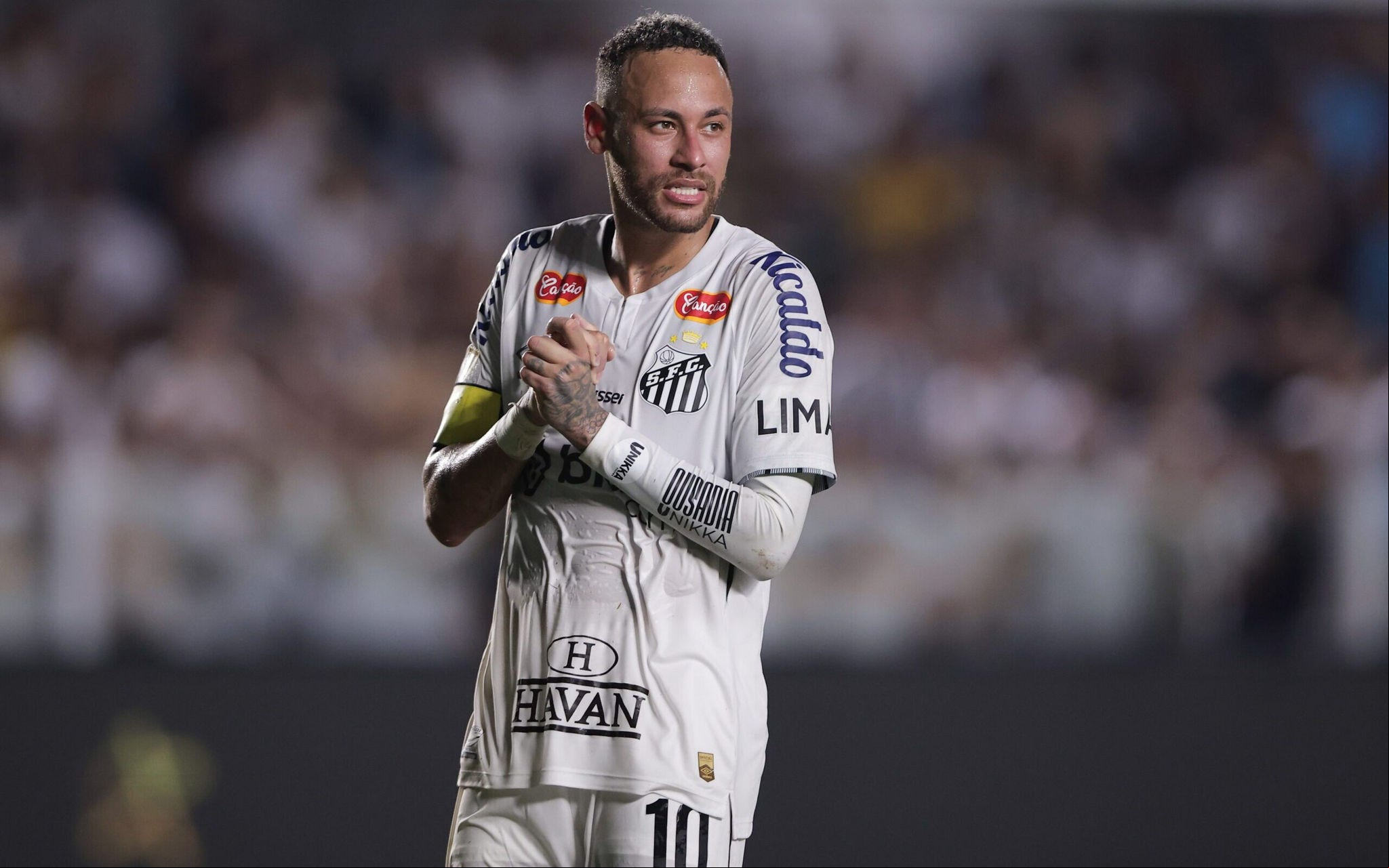 Neymar Jr. jogador do Santos lamenta durante partida contra o Botafogo-SP no estadio Vila Belmiro pelo Campeonato Paulista 2025 (Foto: Ettore Chiereguini/AGIF)
